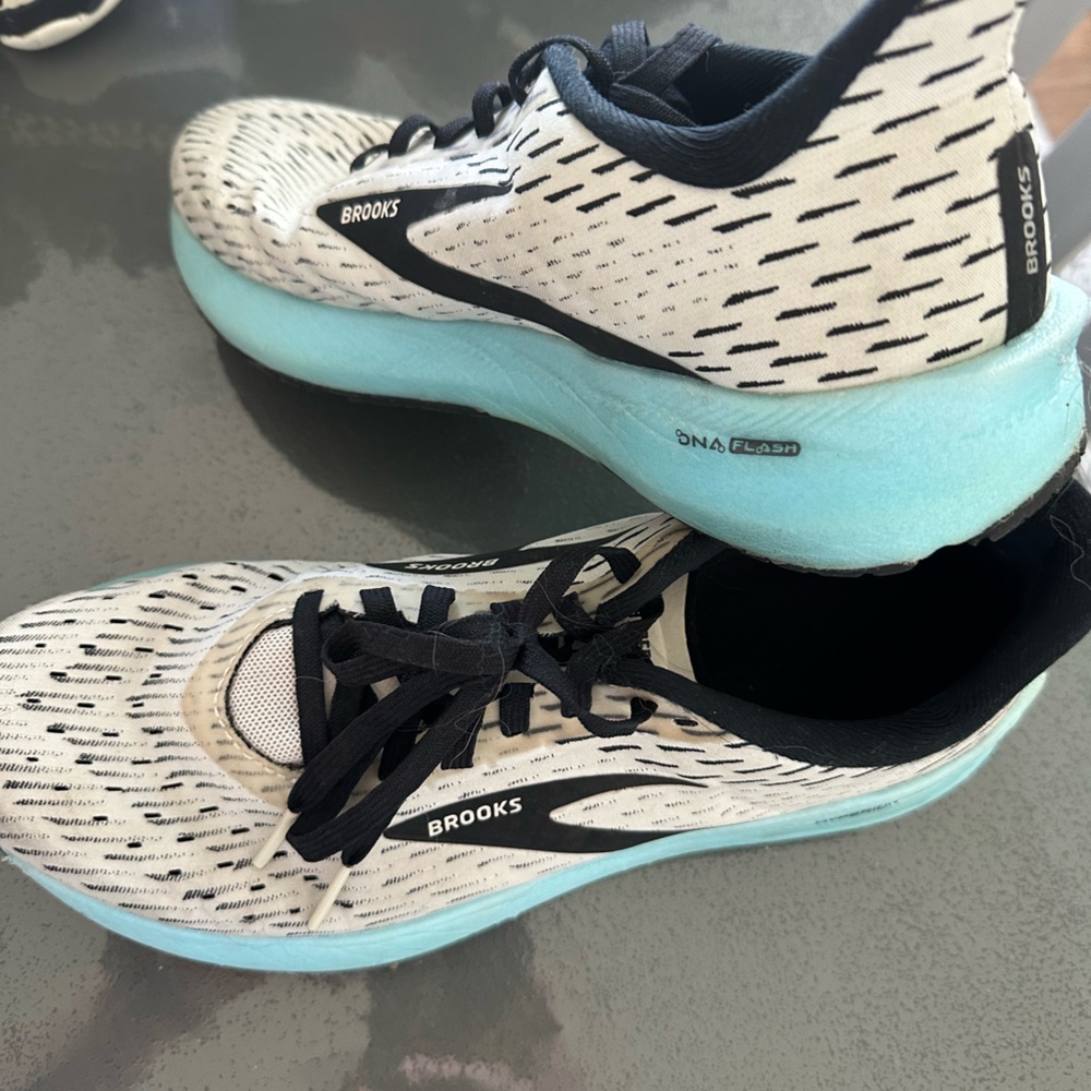 Brooks Hyperion size 8.5